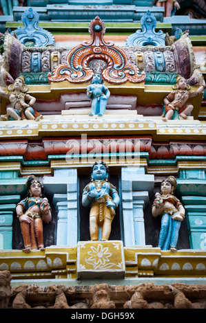 L'art religieux hindou statue antique panthéon de dieux à la Temple tour gopuram (façade). L'Inde du Sud, Tamil Nadu Banque D'Images