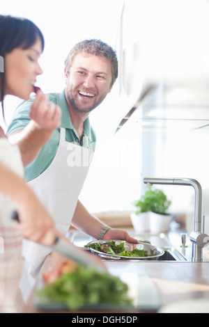 Couple de préparer des aliments, l'alimentation de l'homme femme Banque D'Images