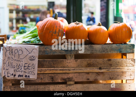 Citrouilles d'Halloween en vente à Borough Market Southwark London England UK SE1 Banque D'Images