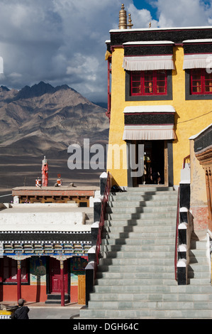 Patrimoine bouddhiste, monastère Thiksey Gompa ( ) temple sous ciel bleu. L'Inde, le Ladakh, le monastère de Thiksey Banque D'Images