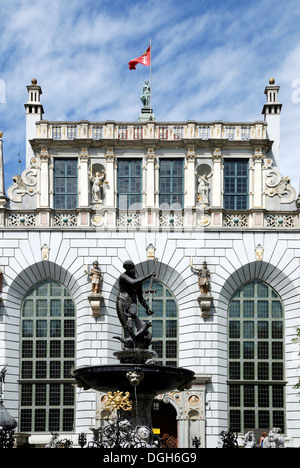 La Cour d'Artus avec fontaine de Neptune au marché longtemps à Gdansk. Banque D'Images