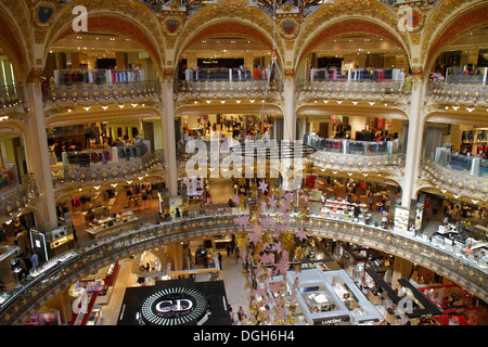 Paris France,9ème arrondissement,Boulevard Haussmann,Galeries Lafayette,grand magasin,shopping shopper shoppers magasins marché marchés marketplac Banque D'Images