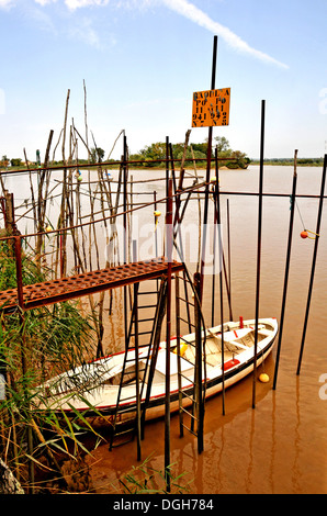 Petit bateau sur l'estuaire de la rivière de Gironde Médoc Aquitaine France Banque D'Images