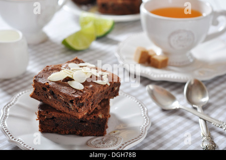 Brownie gâteau avec des flocons d'amandes et tasse de thé libre Banque D'Images