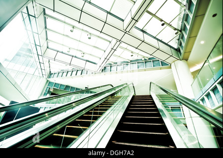 Dans l'Escalator moderne centre d'affaires Banque D'Images