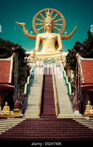 Grande statue de Bouddha en or de Wat Phra Yai Temple. L'île de Koh Samui, Thaïlande Banque D'Images