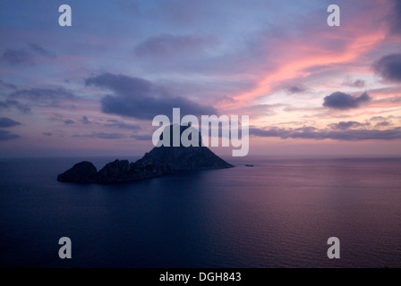 Situé au large de la côte sud-ouest d'Ibiza se trouve la mystérieuse île de roche Es Vedra, près de 400 m de hauteur, fait de calcaire et entourée de nombreux mythes et légendes Banque D'Images