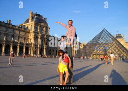 Paris France,1er arrondissement,Cour Napoléon,Musée d'art du Louvre,Musée du Louvre,Pyramide,musulman ethnique hommes hommes,père,garçon garçons hommes ki Banque D'Images