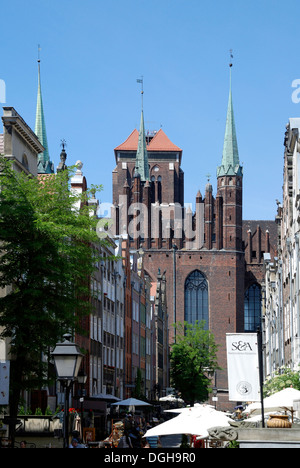 Mary's Street avec vue sur l'église Sainte-Marie de Gdansk - Kosciol Mariacki. Banque D'Images