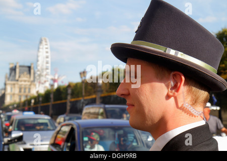 Paris France,Europe,Français,1er arrondissement,rue de Rivoli,Hôtel le Meurice,portier,adulte homme hommes,travail,travail,uniforme,chapeau,trafic,vi Banque D'Images