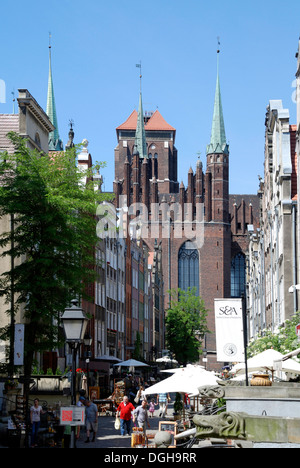 Mary's Street avec vue sur l'église Sainte-Marie de Gdansk - Kosciol Mariacki. Banque D'Images