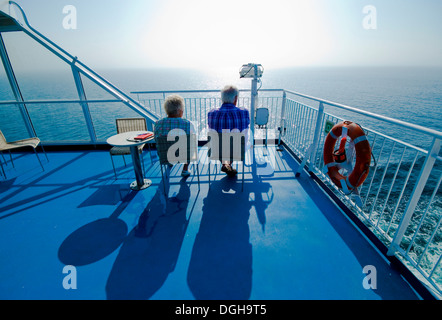Vieux couple sur le pont d'un bateau Banque D'Images
