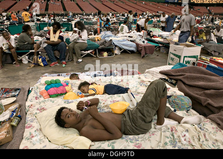 Houston,TX.,9/5/2005--Thomas John et ses frères bébé reste sur un lit bébé avec 18 000 survivants de l'ouragan Katrina dans le refuge de la Croix Rouge à l'Astrodome après l'évacuation de la Nouvelle Orléans le 5 septembre 2005 à Houston, TX. Banque D'Images