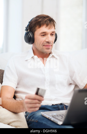 L'homme au casque d'écouter de la musique Banque D'Images