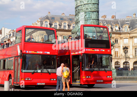 Paris France,1er arrondissement,place Vendôme,bus à impériale,car,les voitures rouges,panneau publicitaire,publicité,bâtiment Haussmann historique,colonne,mémo Banque D'Images