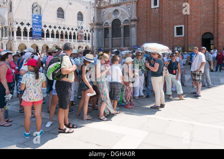 Groupe de touristes queuing avec notre guide, la place Saint Marc, Venise, Italie, Europe Banque D'Images