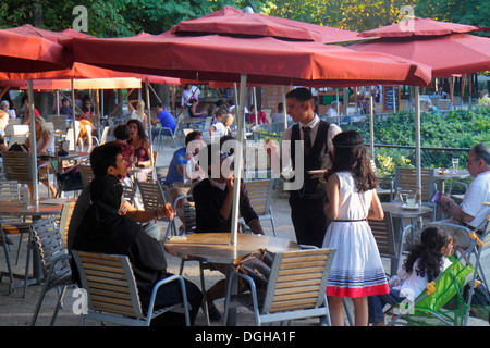 Paris France,8ème arrondissement,jardin des Tuileries,jardin des Tuileries,parc,arbres,chaises,tables,parapluies,restaurant restaurants repas cafés Banque D'Images