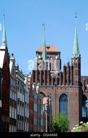 Mary's Street avec vue sur l'église Sainte-Marie de Gdansk - Kosciol Mariacki. Banque D'Images