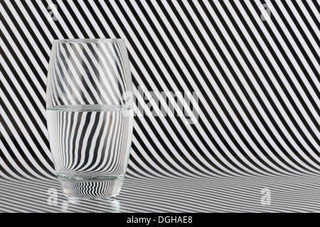 Schéma de distorsion optique avec la dispersion de la réfraction de la lumière à travers le verre et verre noir et blanc lignes parallèles Banque D'Images