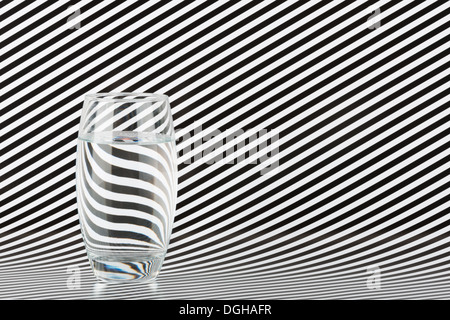 Schéma de distorsion optique avec la dispersion de la réfraction de la lumière à travers le verre et verre noir et blanc lignes parallèles Banque D'Images