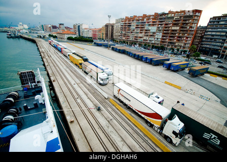 Des camions sont en file d'attente pour un ferry au port de Bilbao en Espagne Banque D'Images