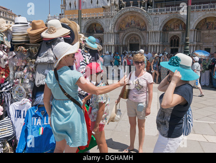 Man hat et à la recherche dans un miroir de la Place Saint Marc, Venise, Italie, Europe Banque D'Images