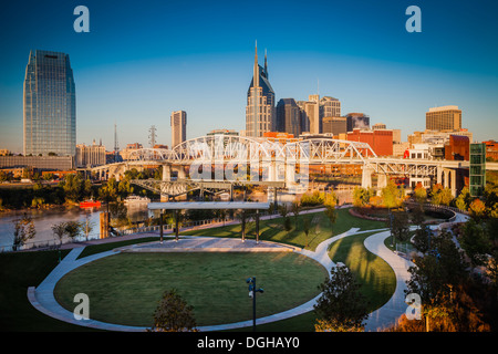 Plus tôt le matin et le parc Cumberland bâtiments de centre-ville de Nashville, Tennessee, États-Unis Banque D'Images