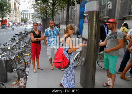 Paris France,Europe,Français,4ème arrondissement,Île de la Cité,rue d'Arcole,Velib vélo Share system,adultes homme hommes,adulte,adulte,femme femmes f Banque D'Images