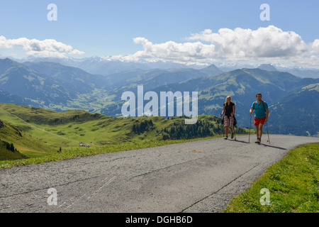 La Kitzbüheler Horn au-dessus de Kitzbühel, Autriche. Les marcheurs. Banque D'Images