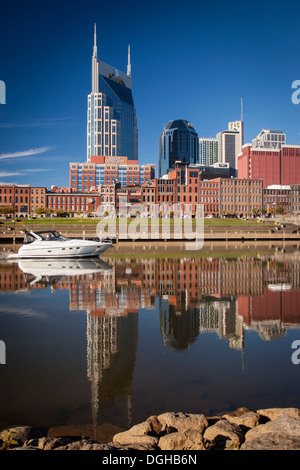 Tôt le matin, balade en bateau sur la rivière Cumberland dans le centre-ville de Nashville, Tennessee, USA Banque D'Images