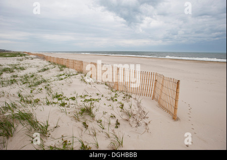 Vue de la plage sur l'océan le long de West Hampton Dunes, dans la région de West Hampton Dunes, dans l'État (26 avril 2012) Photo par Gordon M. Grant Banque D'Images