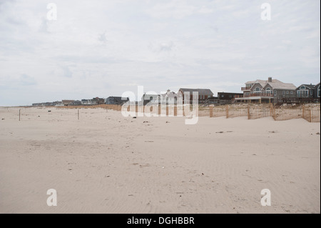 Vue de la plage sur l'océan le long de West Hampton Dunes, dans la région de West Hampton Dunes, dans l'État (26 avril 2012) Photo par Gordon M. Grant Banque D'Images