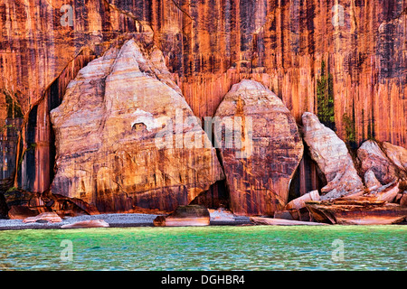 Couleurs spectaculaires dans les falaises de grès du Pictured Rocks National Lakeshore, dans la Péninsule Supérieure du Michigan. Banque D'Images