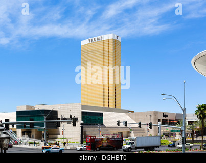 Le Trump Hotel et Casino avec Fahion Show Mall en premier plan, Las Vegas, Nevada, USA Banque D'Images