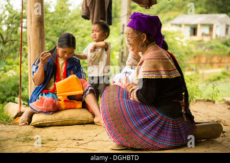 Womans Flower Hmong travail de broderie à la maison , Bac Ha, Lao Cai, Vietnam Banque D'Images