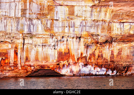 Grottes formé naturellement parmi les falaises de grès du Pictured Rocks National Lakeshore, dans la Péninsule Supérieure du Michigan. Banque D'Images