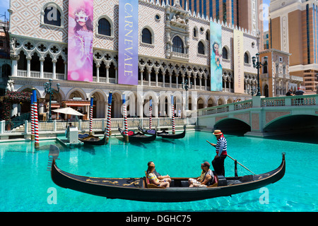 Gondole sur le Grand Canal au Venetian Hotel and Casino, Las Vegas Boulevard South, Las Vegas, Nevada, USA Banque D'Images