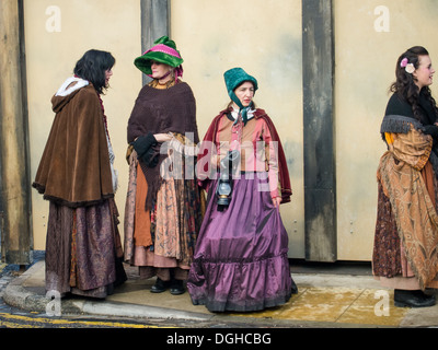 Les acteurs au festival de Noël victorien à Portsmouth Historic Dockyard interagir et échanger avec le public. Banque D'Images