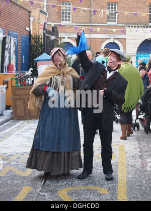 Les acteurs au festival de Noël victorien à Portsmouth Historic Dockyard interagir et échanger avec le public. Banque D'Images