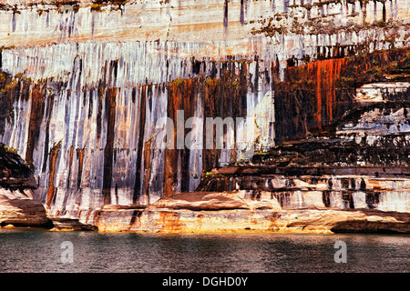 Couleurs spectaculaires dans les falaises de grès du Pictured Rocks National Lakeshore, dans la Péninsule Supérieure du Michigan. Banque D'Images