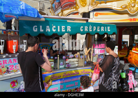 Paris France,18th arrondissement,place Jules Joffrin,crêperie,nourriture de carnaval,vendeur vendeurs stall stands stand stand marché, acheteur achat vente, Banque D'Images