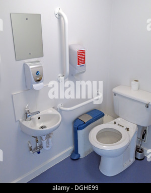 toilettes pour handicapés standard propres et évaluables au Royaume-Uni avec rampe de savon miroir lave-mains eau chaude et froide Banque D'Images