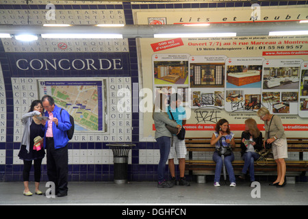Paris France,Europe,Français,1er arrondissement,Station de métro Concorde ligne 1 8 12,métro,train,transports en commun,plateforme,transport passagers Banque D'Images
