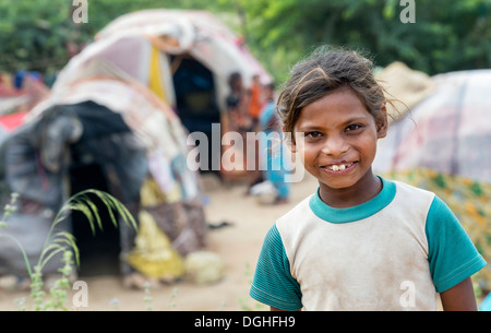 Basse caste indien debout devant sa fille bender / tente / logement. L'Andhra Pradesh, Inde. Banque D'Images