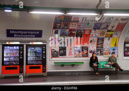 Paris France,Europe,Français,6ème 14ème arrondissement,Montparnasse Bienvenue Station de métro ligne 4 6 12 13,métro,train,transports en commun,platine Banque D'Images