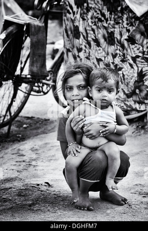 Basse caste indienne fille et bébé. L'Andhra Pradesh, Inde. Monochrome Banque D'Images