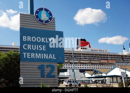 Queen Mary 2 amarré Brooklyn NY Banque D'Images
