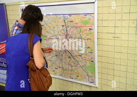 Paris France,Europe,Français,6ème 14ème arrondissement,Montparnasse Bienvenue Station de métro ligne 4 6 12 13,métro,train,transports en commun,autoroute Banque D'Images