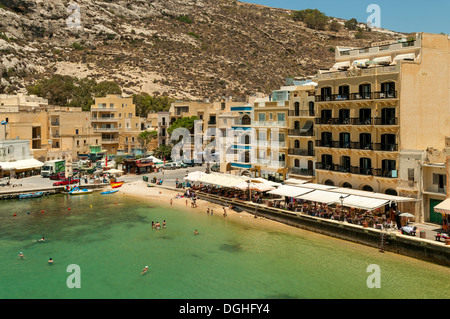 Plage à Xlendi Bay, Gozo, Malte Banque D'Images