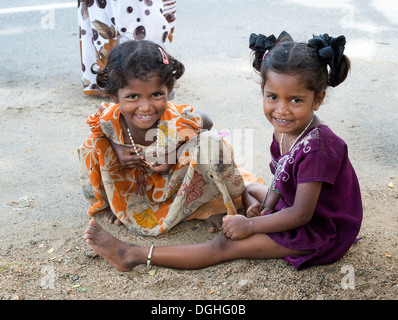 Happy Indian basse caste des filles. L'Andhra Pradesh, Inde Banque D'Images